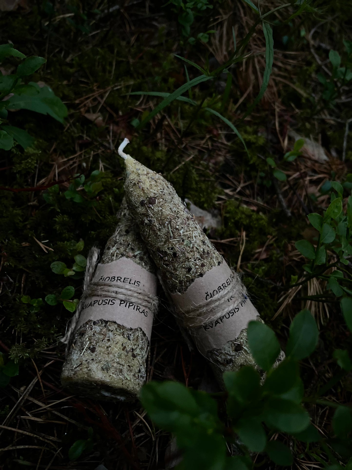 Bičių vaško žvakė su čiobreliais ir kvapniuoju pipiru