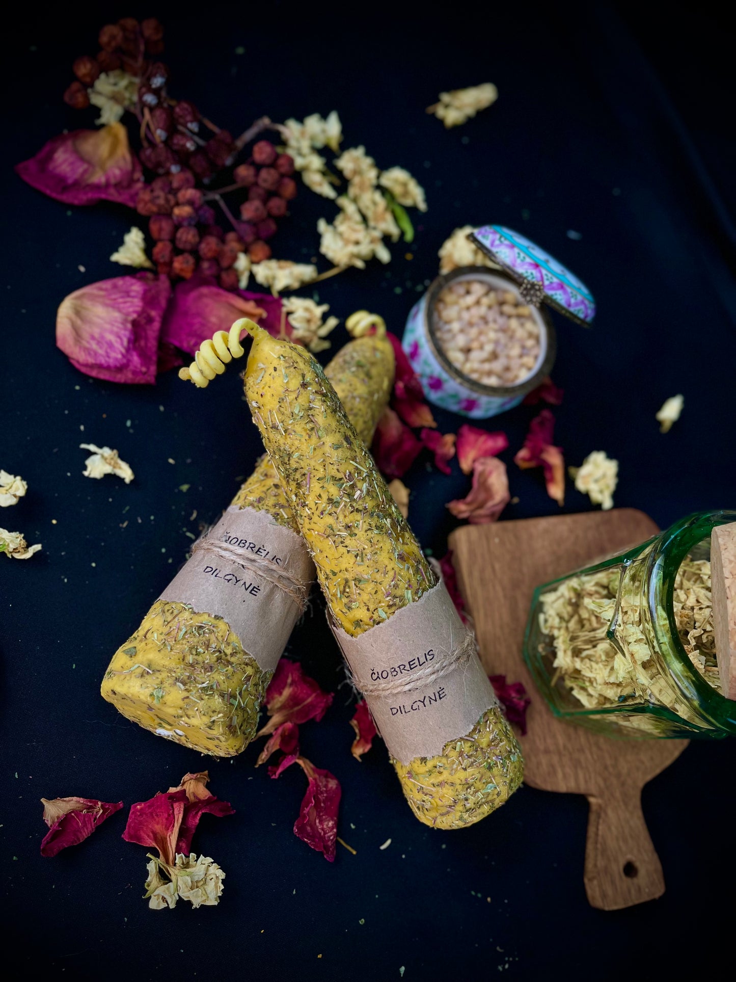 Bičių vaško žvakė su čiobreliu ir dilgynę