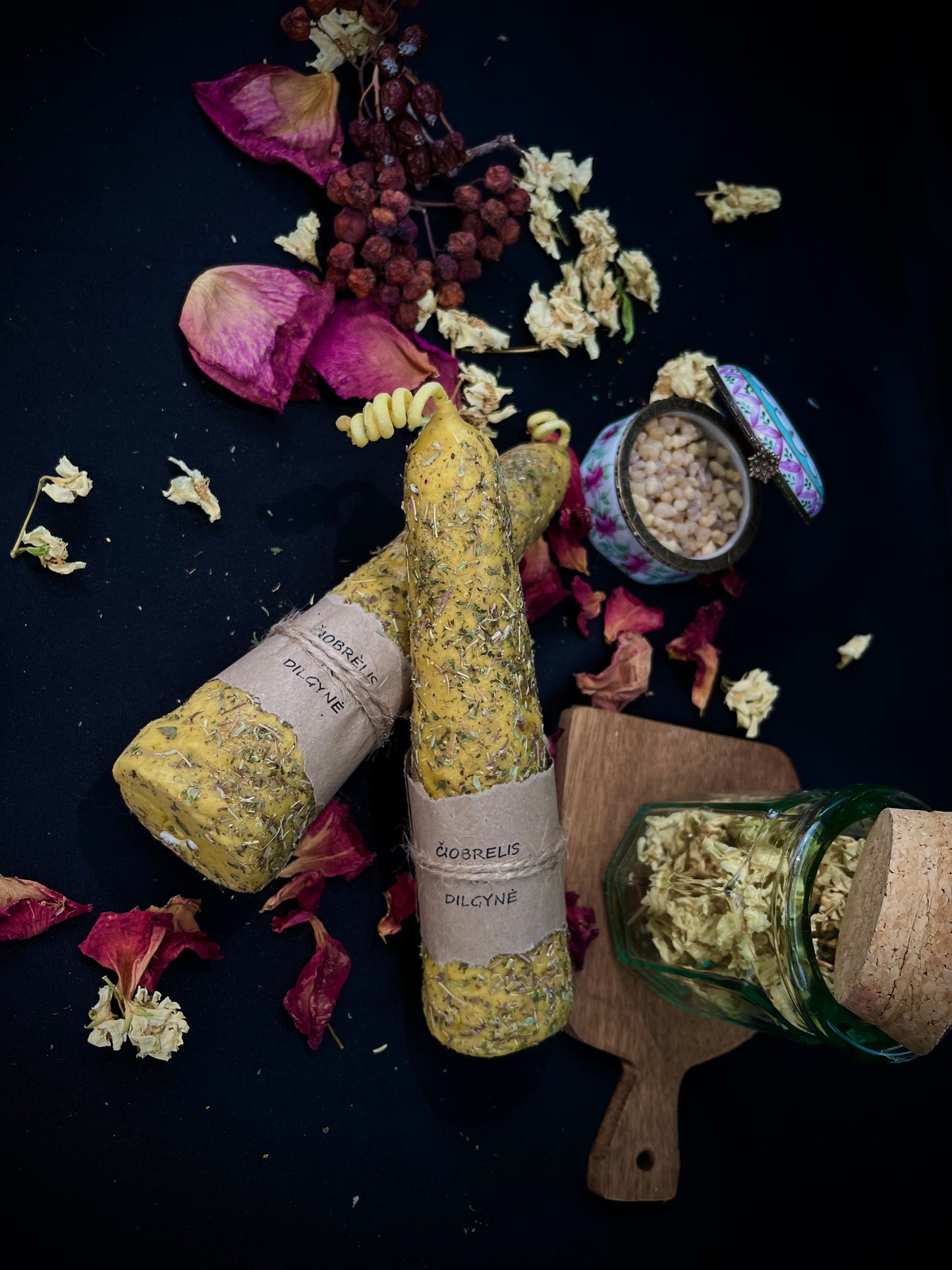 Bičių vaško žvakė su čiobreliu ir dilgynę