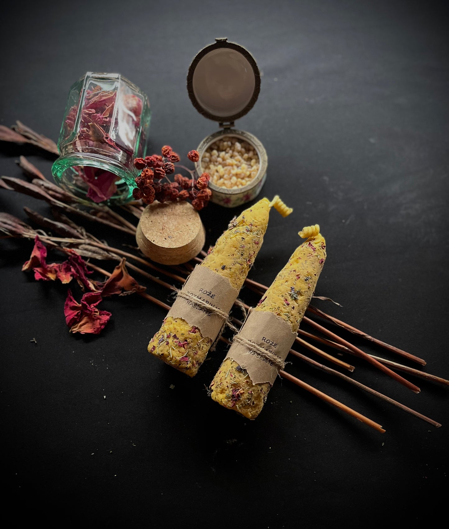 Bičių vaško žvakė su rože, rozmarinu ir našlaite