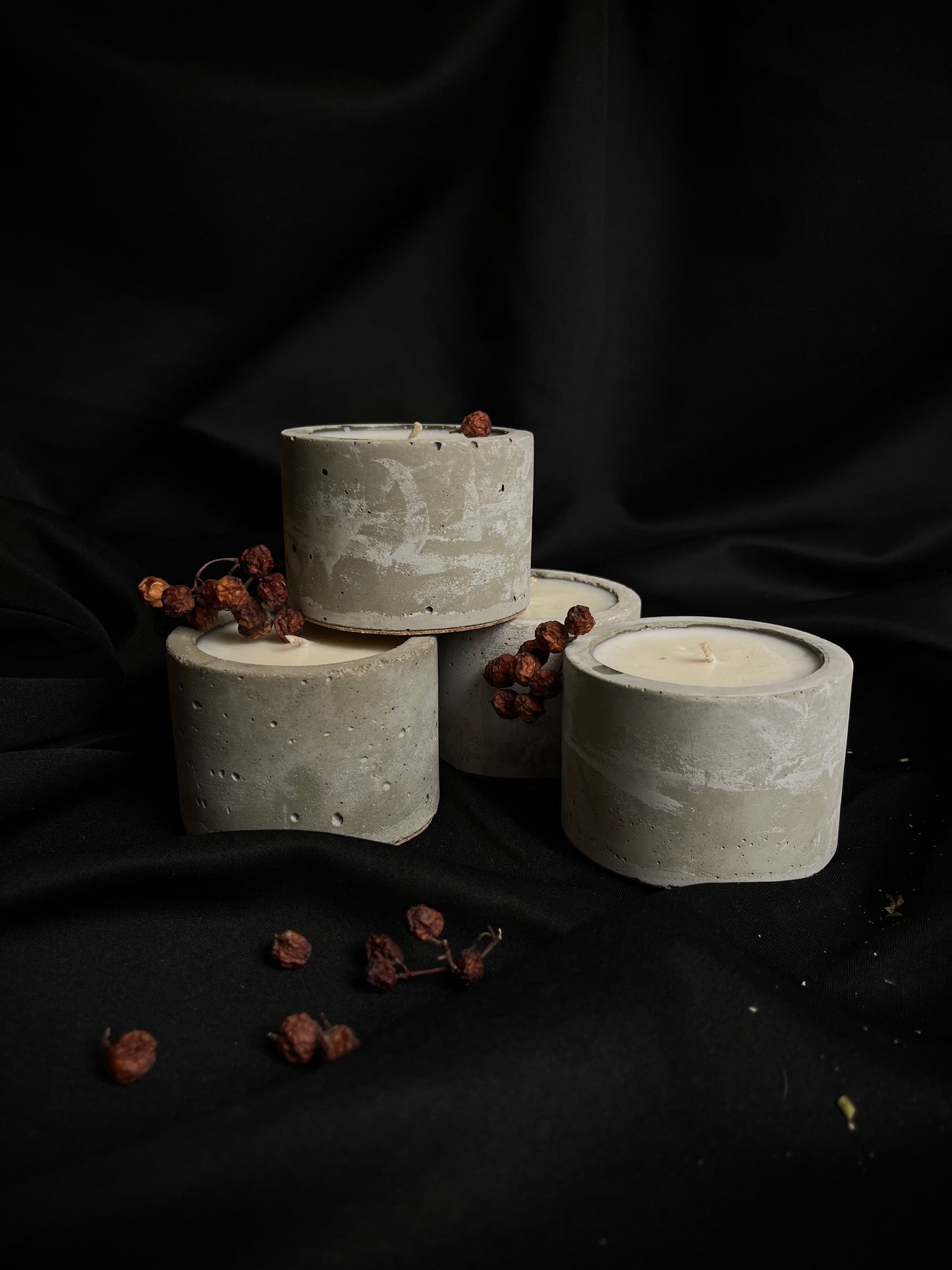 Tamsaus gintaro kvapo betoninė žvakė