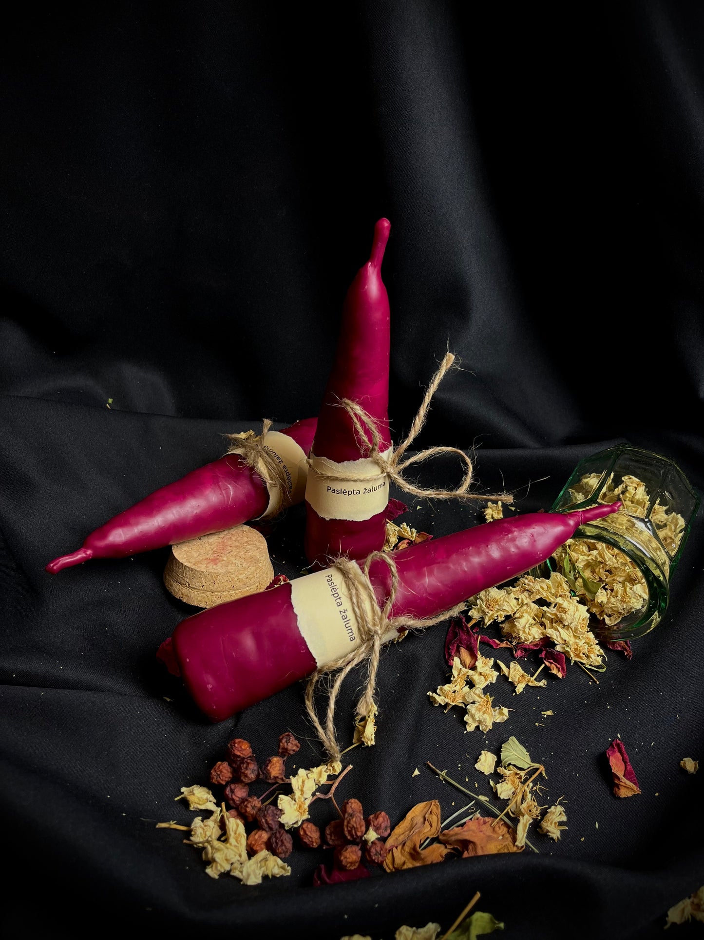 Bičių vaško žvakė paslėpta žaluma