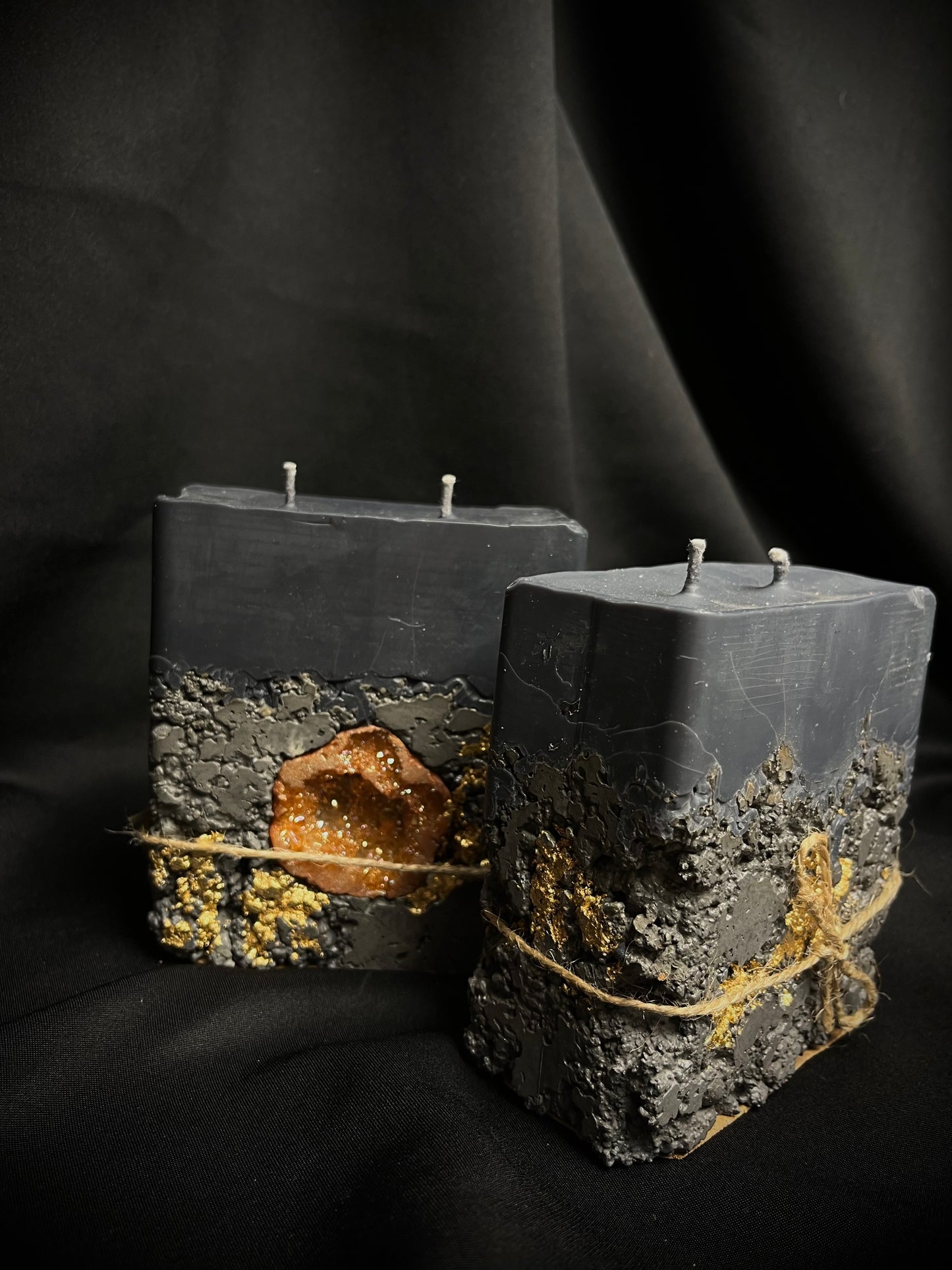 Dviejų knatų betono žvakė su akmeniu