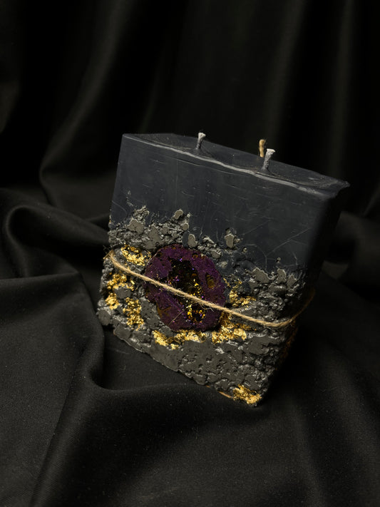 Dviejų knatų betono žvakė su akmeniu