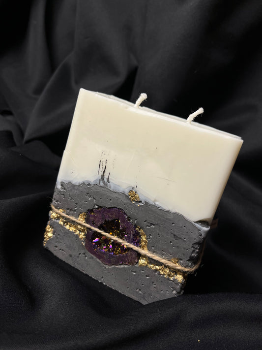 Dviejų knatų betono žvakė su akmeniu