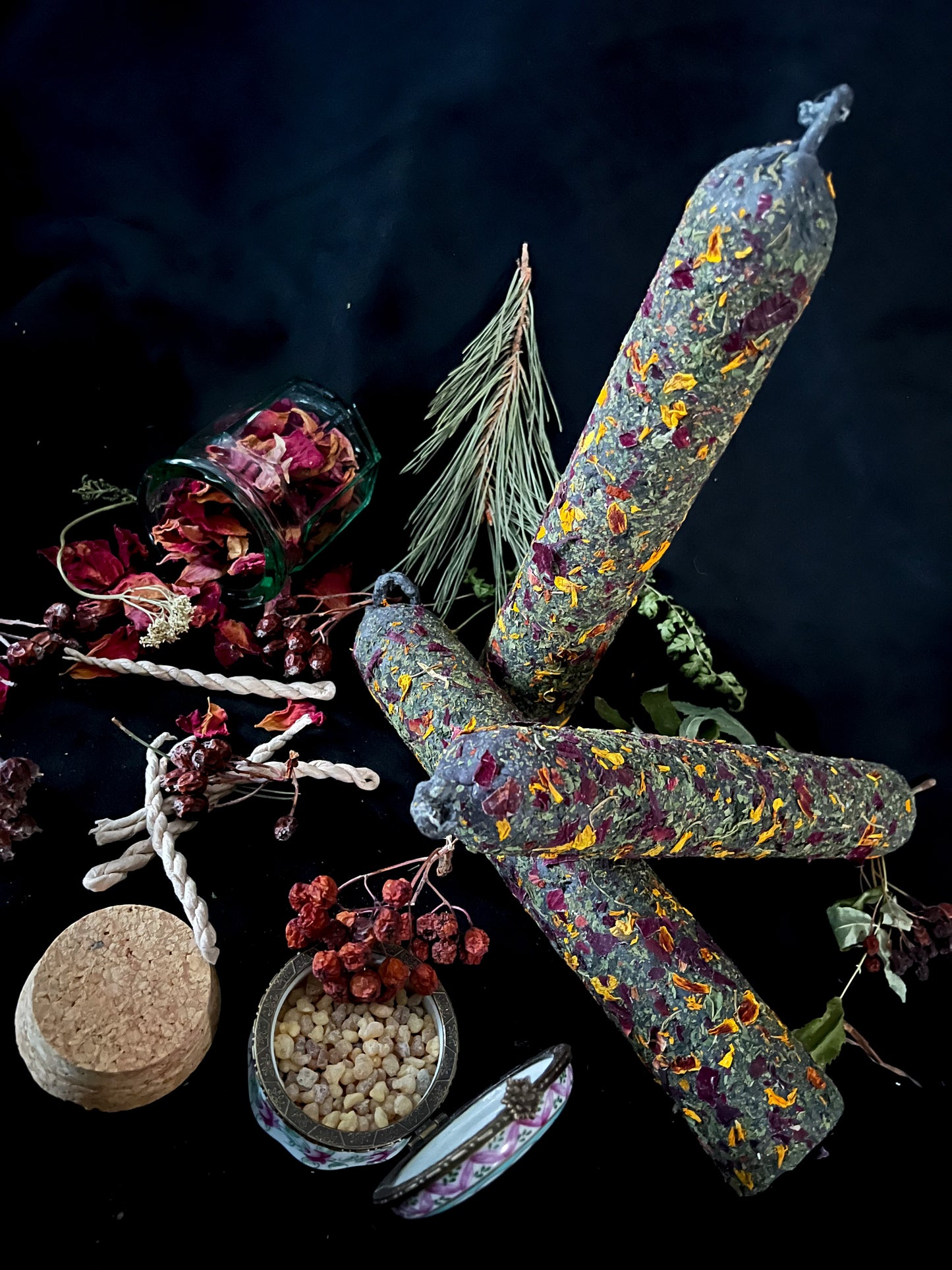 Bičių vaško žvakė su rože, serenčiu ir dilgyne