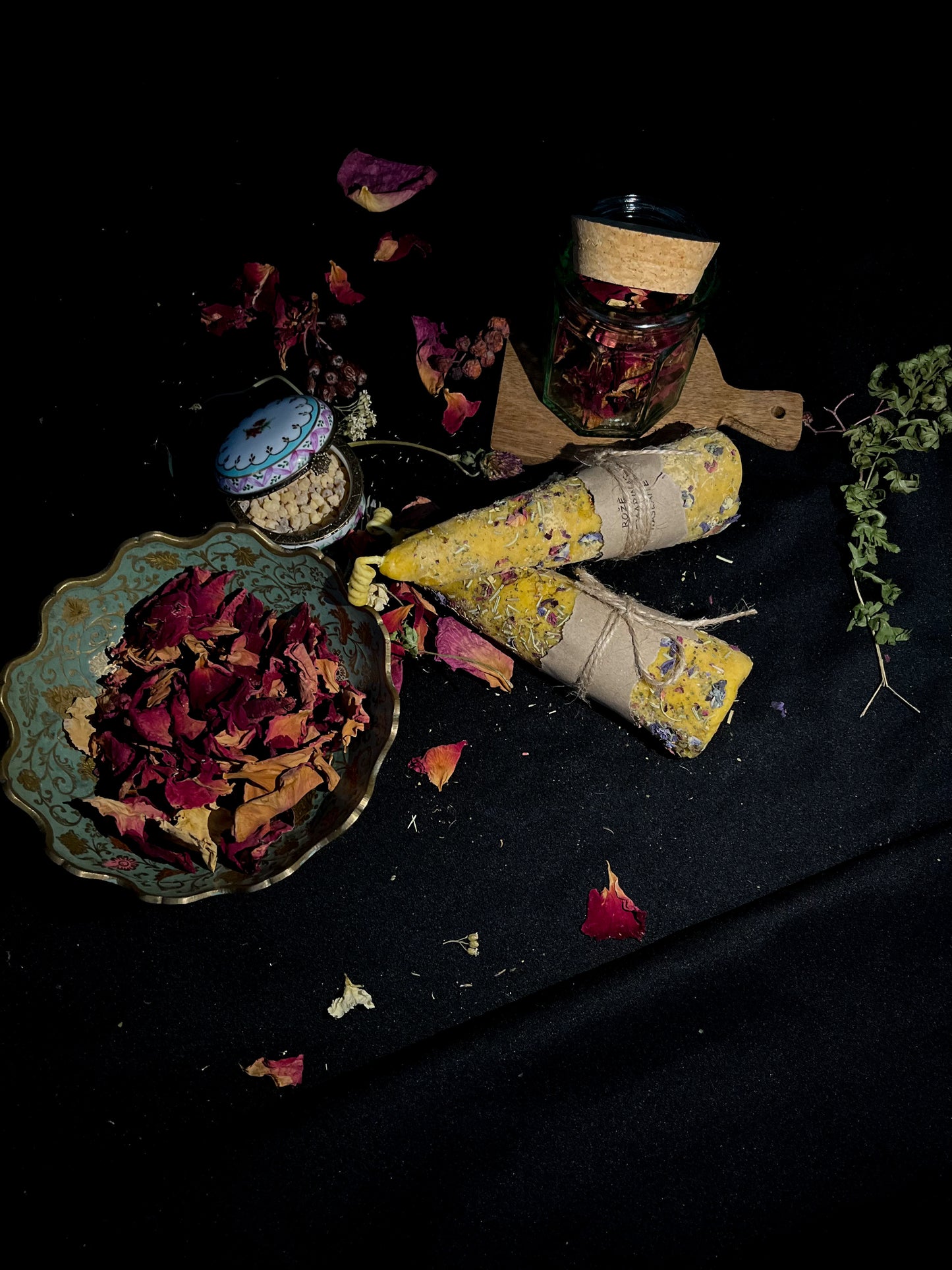 Beeswax candle with rose, rosemary and pansy