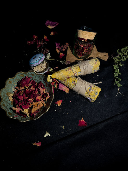 Bičių vaško žvakė su rože, rozmarinu ir našlaite