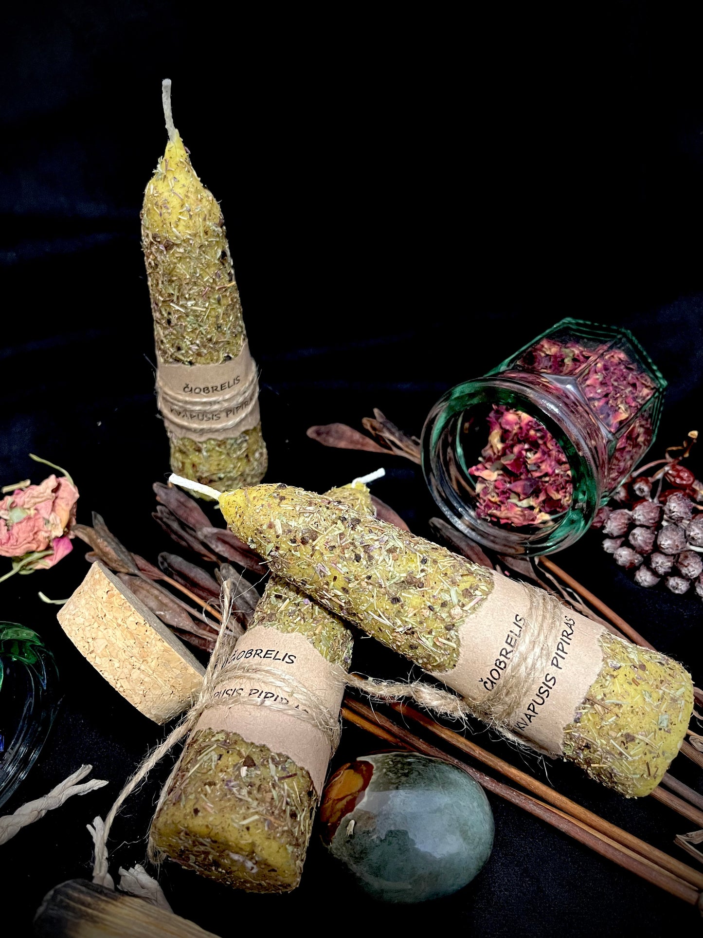 Bičių vaško žvakė su čiobreliais ir kvapniuoju pipiru