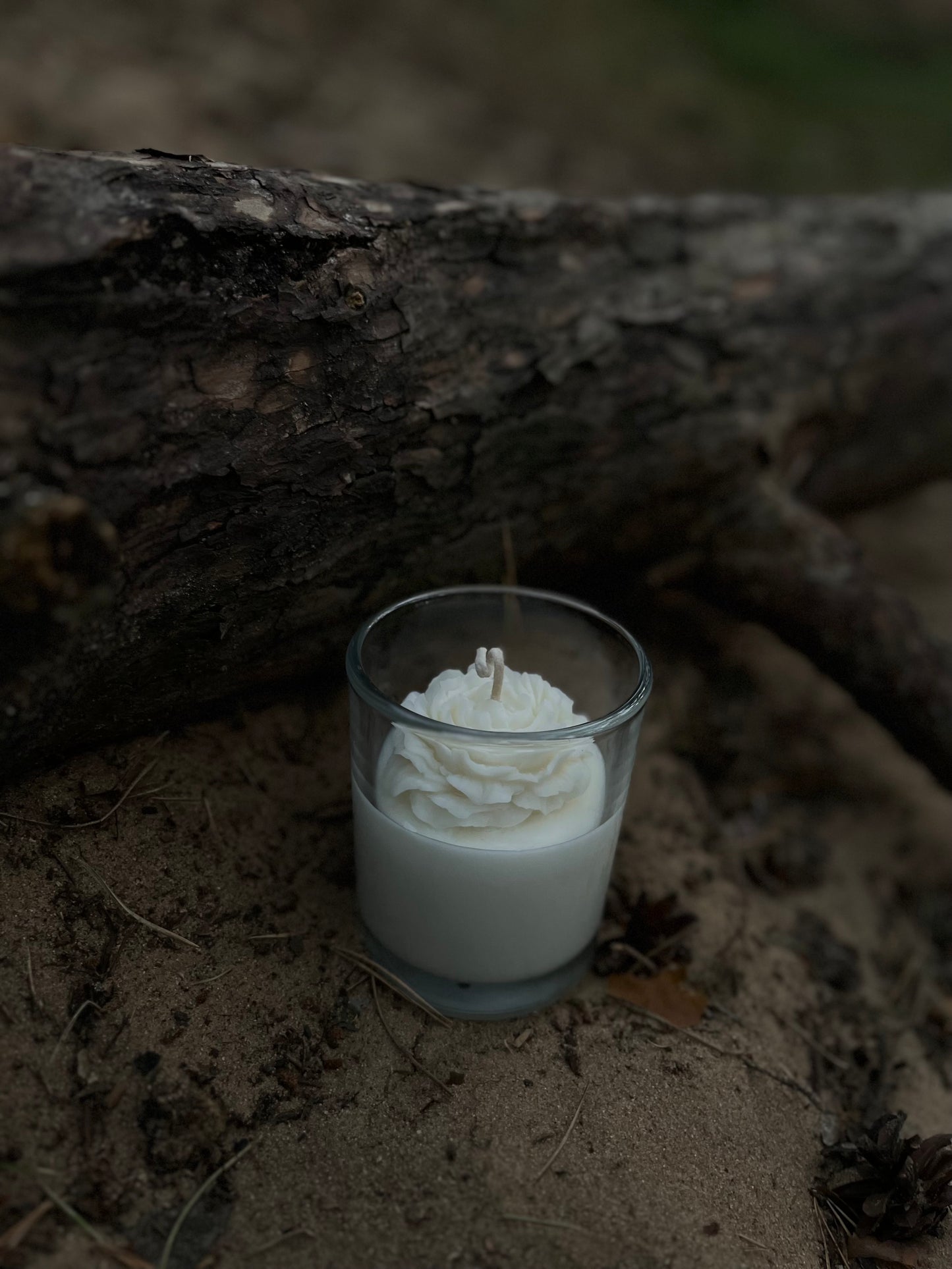 Stiklinė sojų vaško žvakė su rožių kvapu