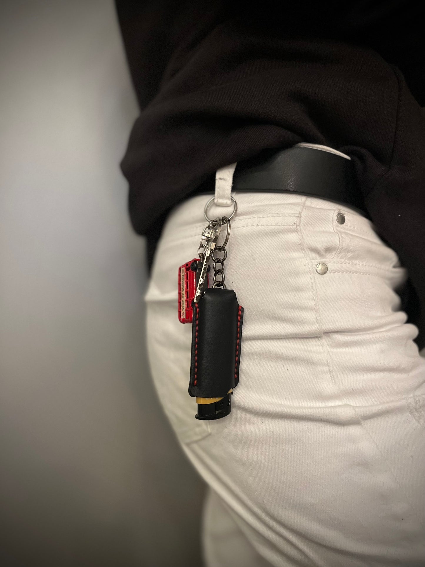 Juodi odiniai žiebtuvėlių dėkliukai