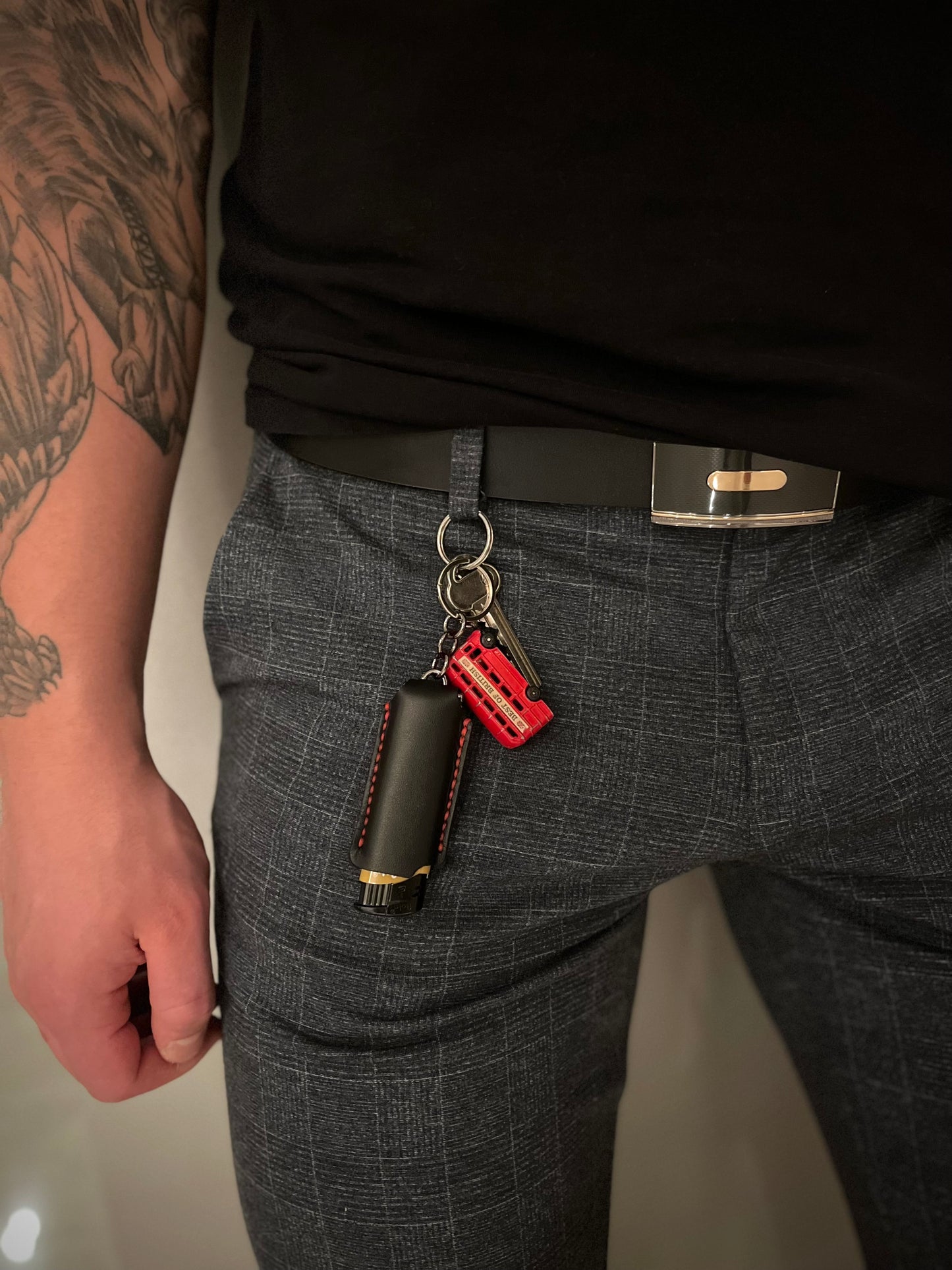 Juodi odiniai žiebtuvėlių dėkliukai