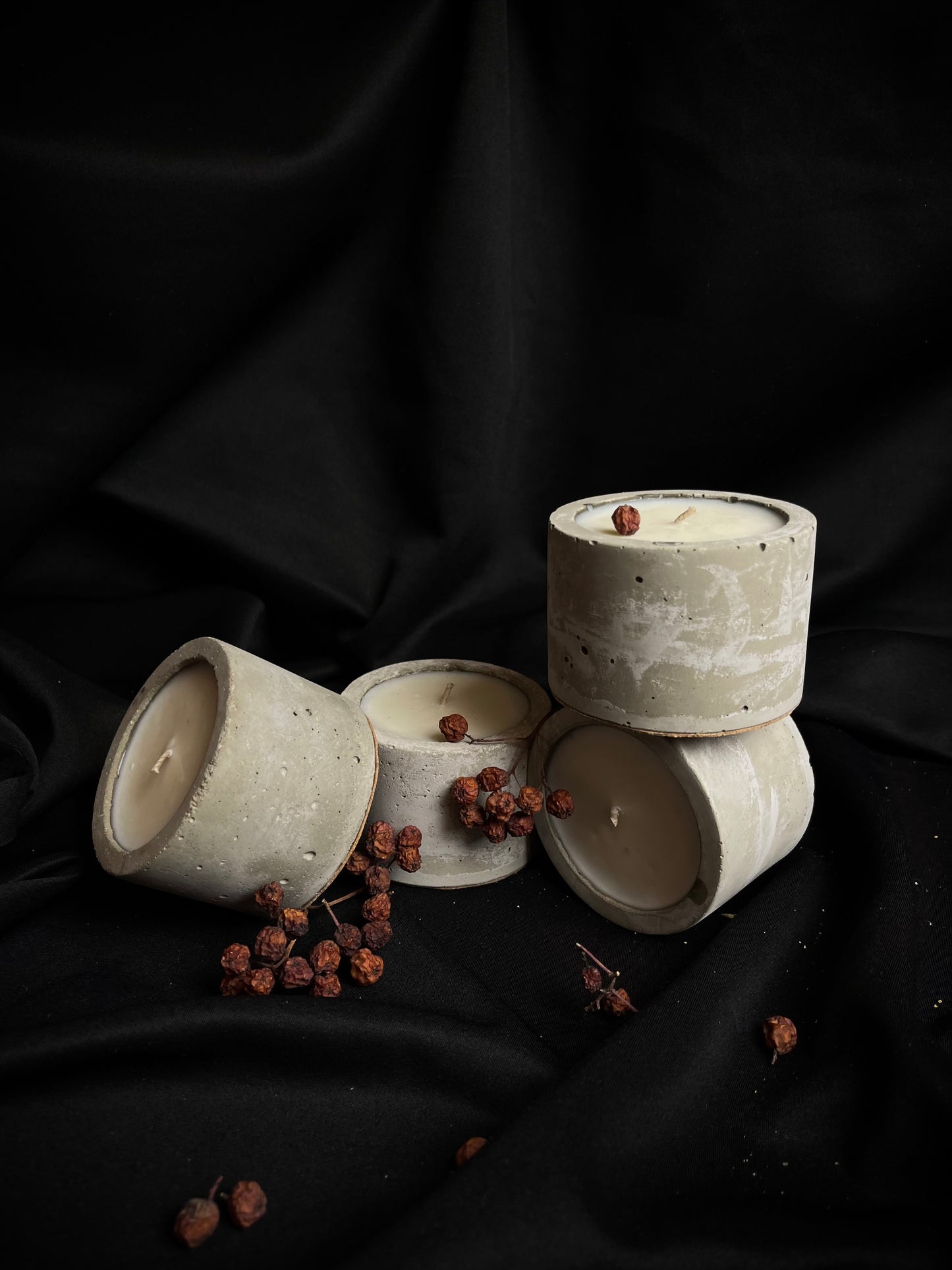 Tamsaus gintaro kvapo betoninė žvakė