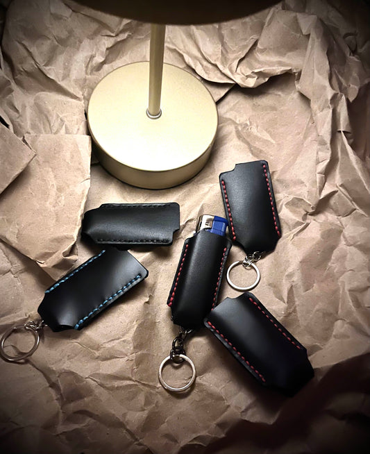 Juodi odiniai žiebtuvėlių dėkliukai