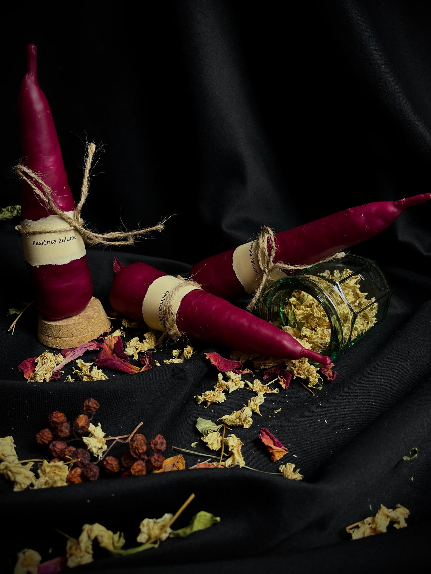 Bičių vaško žvakė paslėpta žaluma