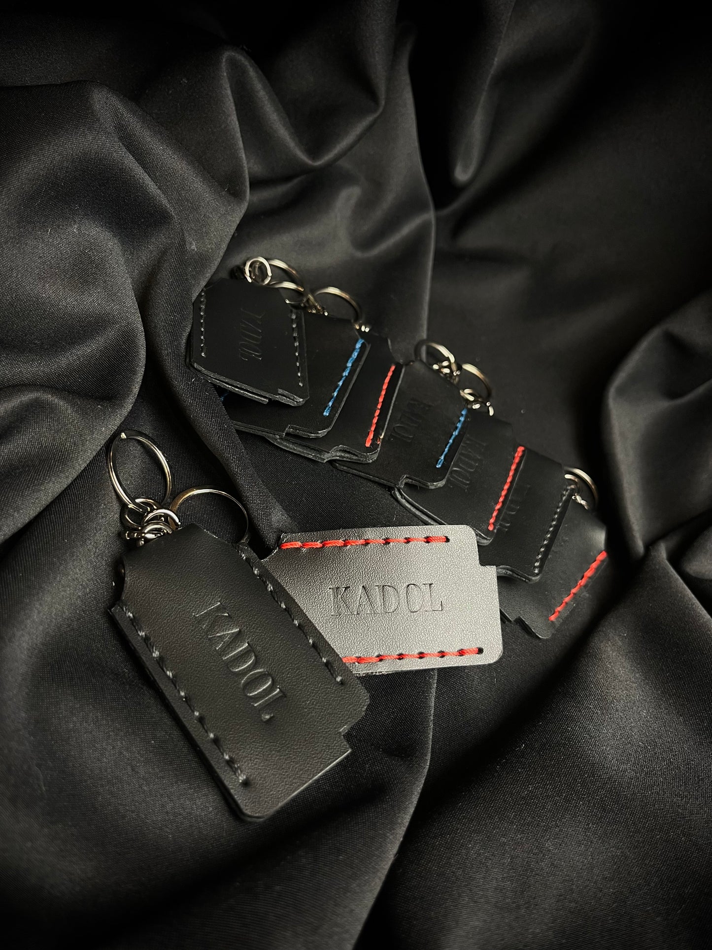 Juodi odiniai žiebtuvėlių dėkliukai