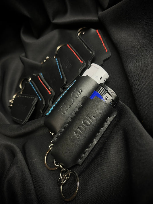 Juodi odiniai žiebtuvėlių dėkliukai