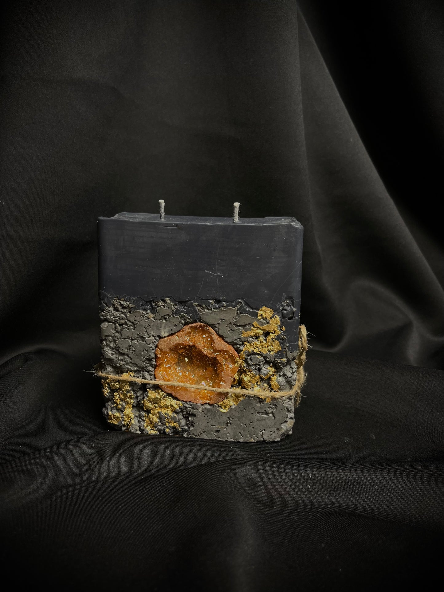 Dviejų knatų betono žvakė su akmeniu