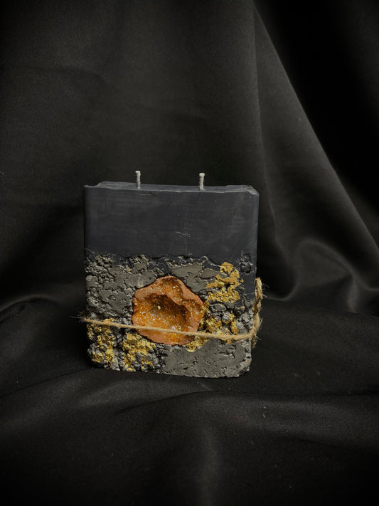 Dviejų knatų betono žvakė su akmeniu