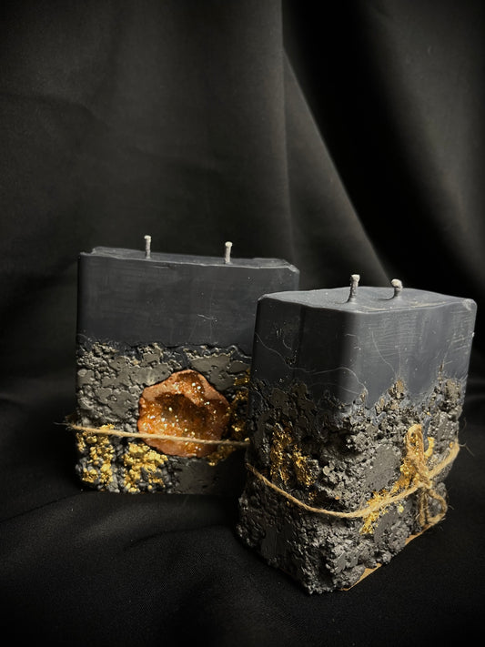 Dviejų knatų betono žvakė su akmeniu