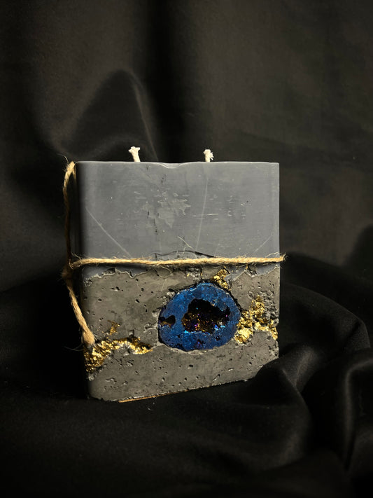 Dviejų knatų betono žvakė su akmeniu