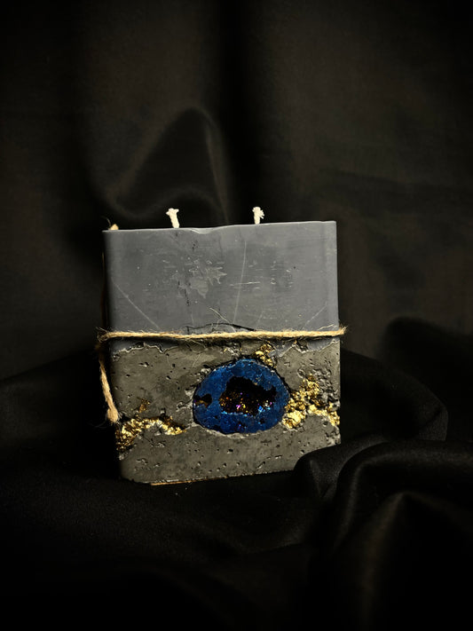 Dviejų knatų betono žvakė su akmeniu