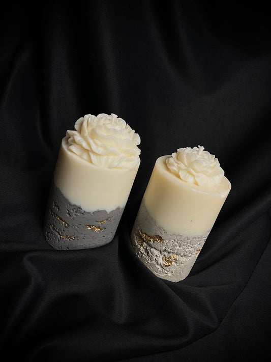 Apvali baltos rožės betono žvakė