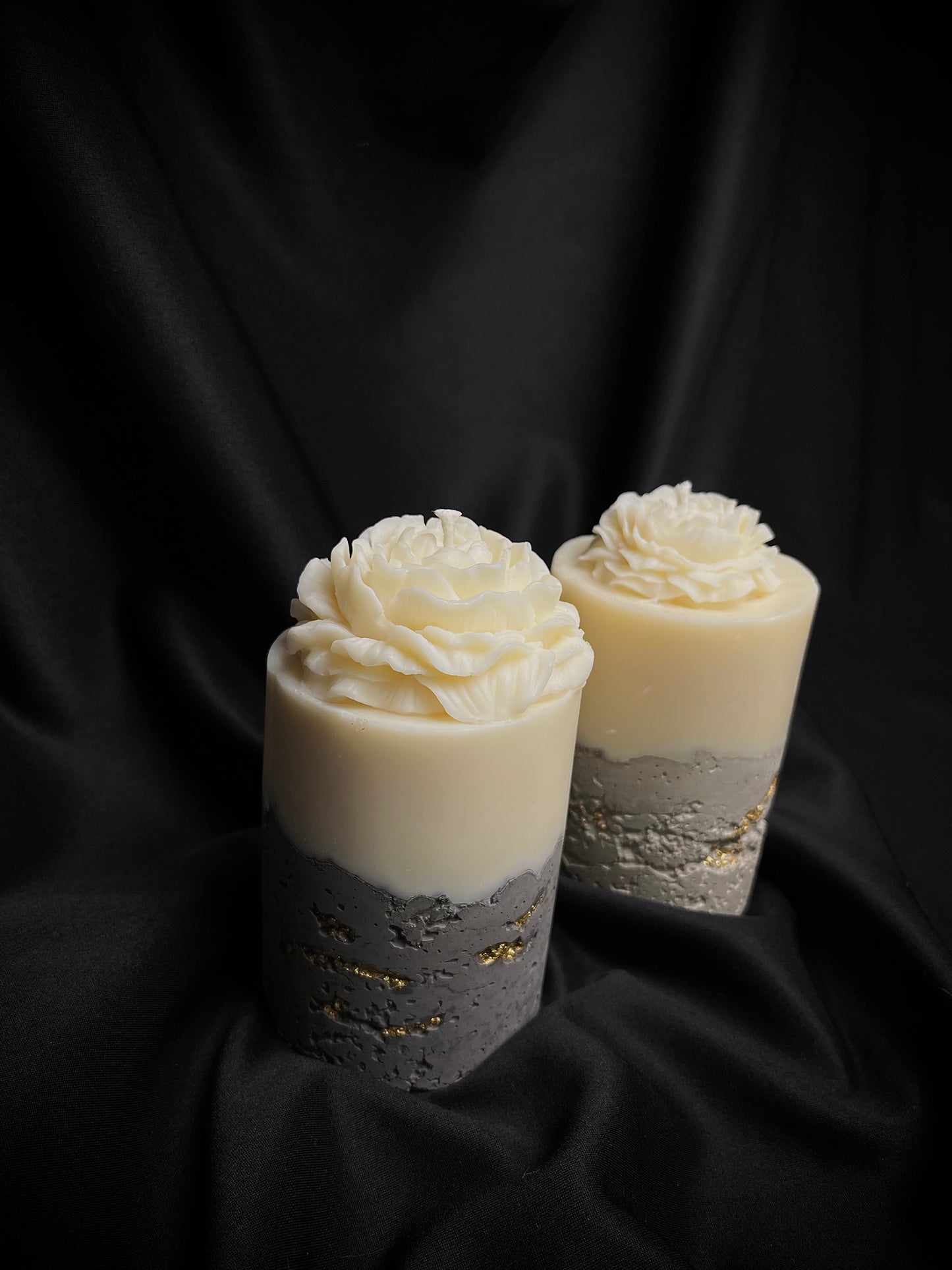 Apvali baltos rožės betono žvakė