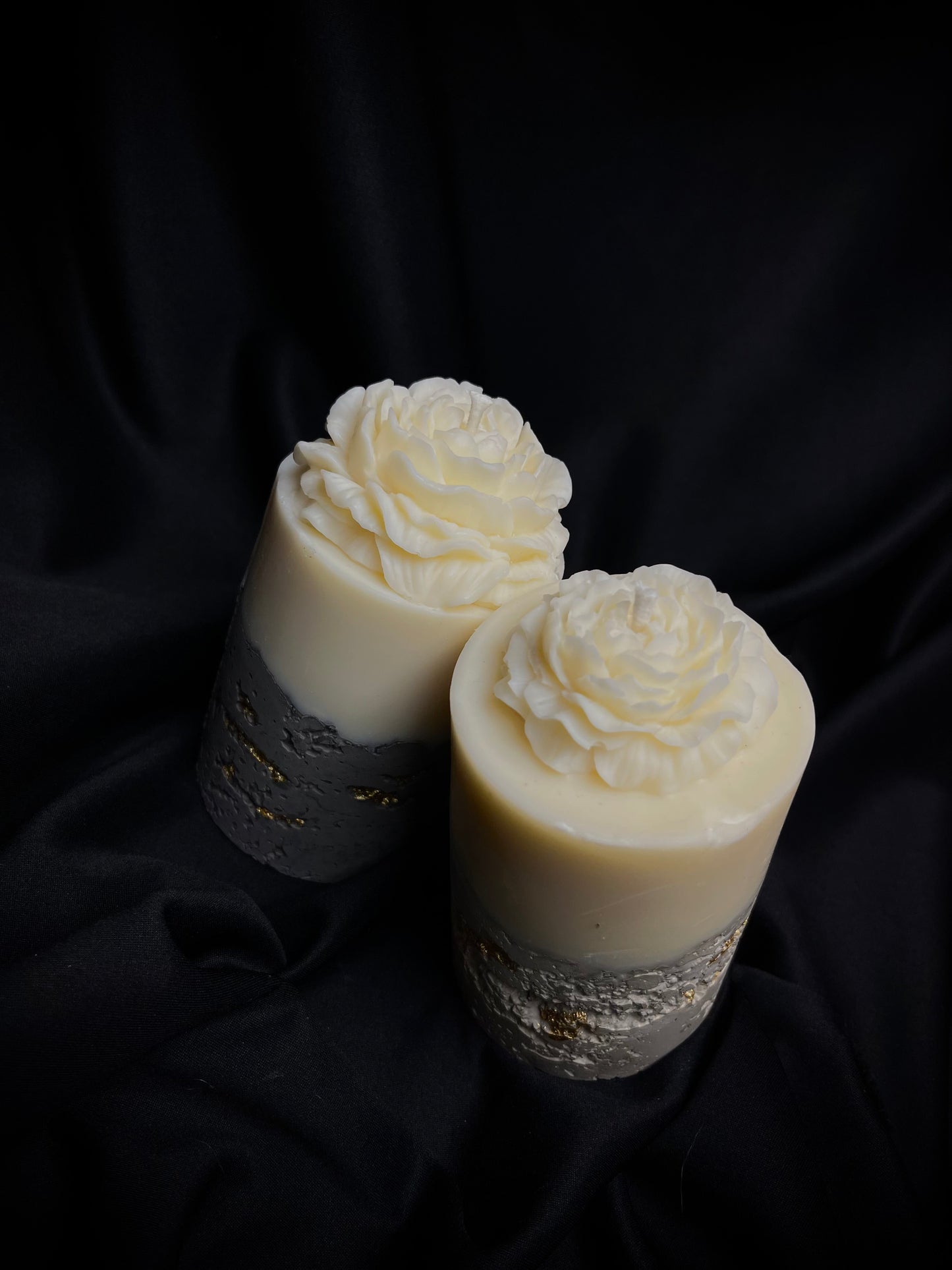 Apvali baltos rožės betono žvakė