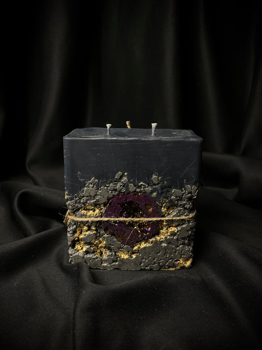 Dviejų knatų betono žvakė su akmeniu