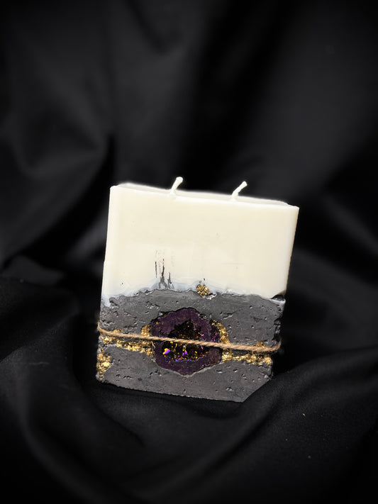 Dviejų knatų betono žvakė su akmeniu